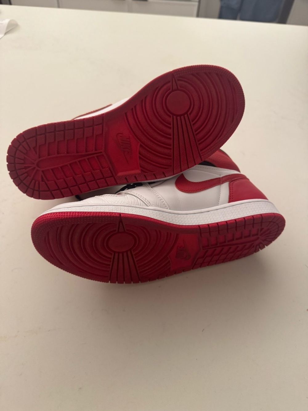 Jordan 1 Retro High OG - Picture 3 of 4